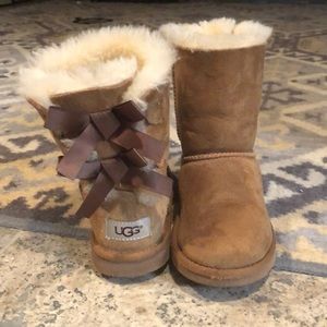 UGG BAILEY BOW CHESTNUT